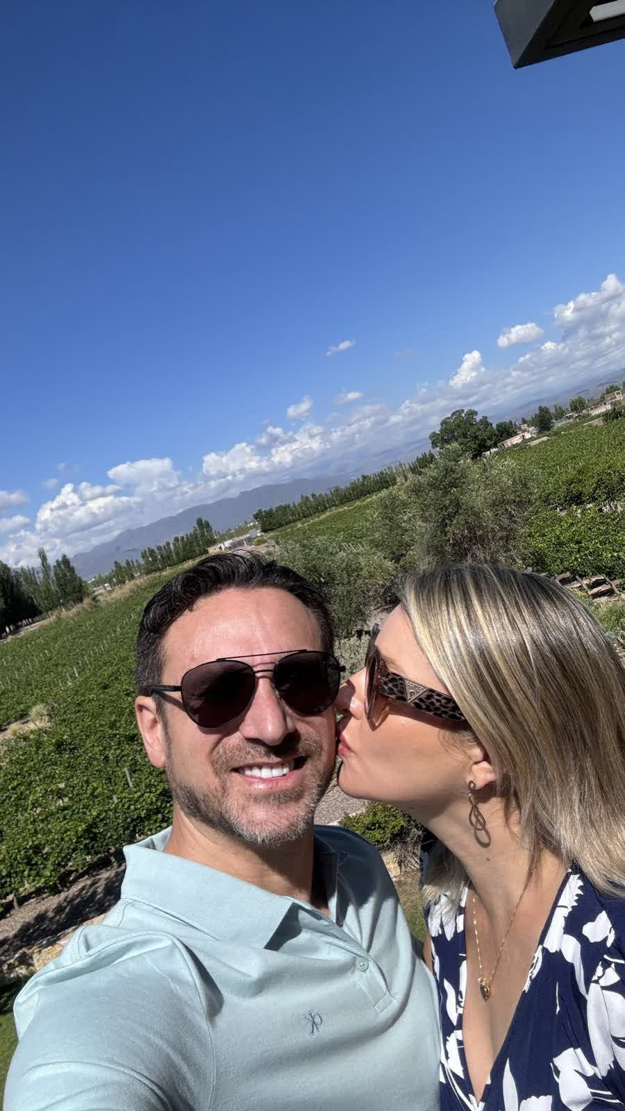 Marcelo e Alexandra nos vinhedos de Mendoza com Andes ao fundo