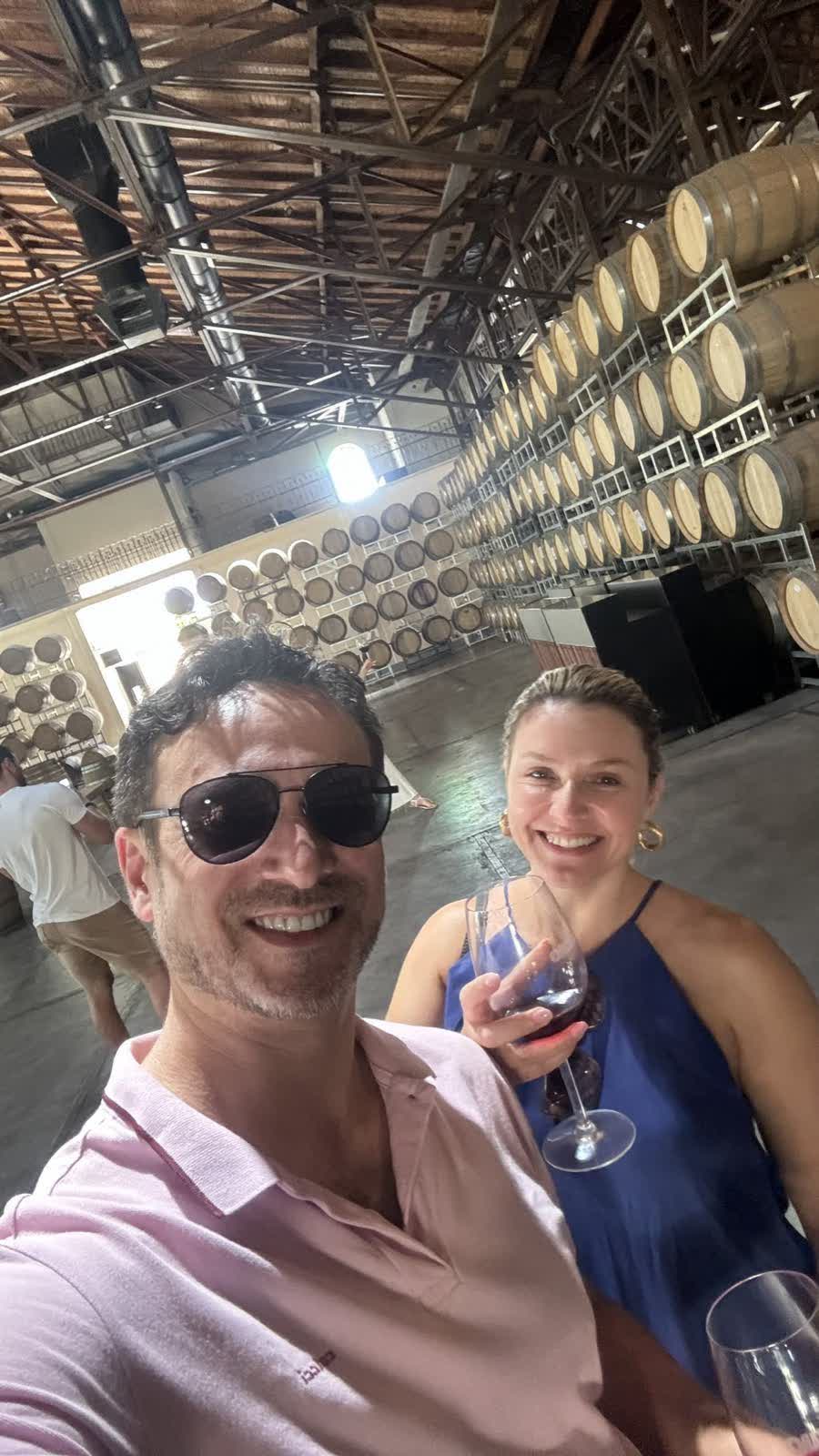 Marcelo e Alexandra degustando vinho na cave