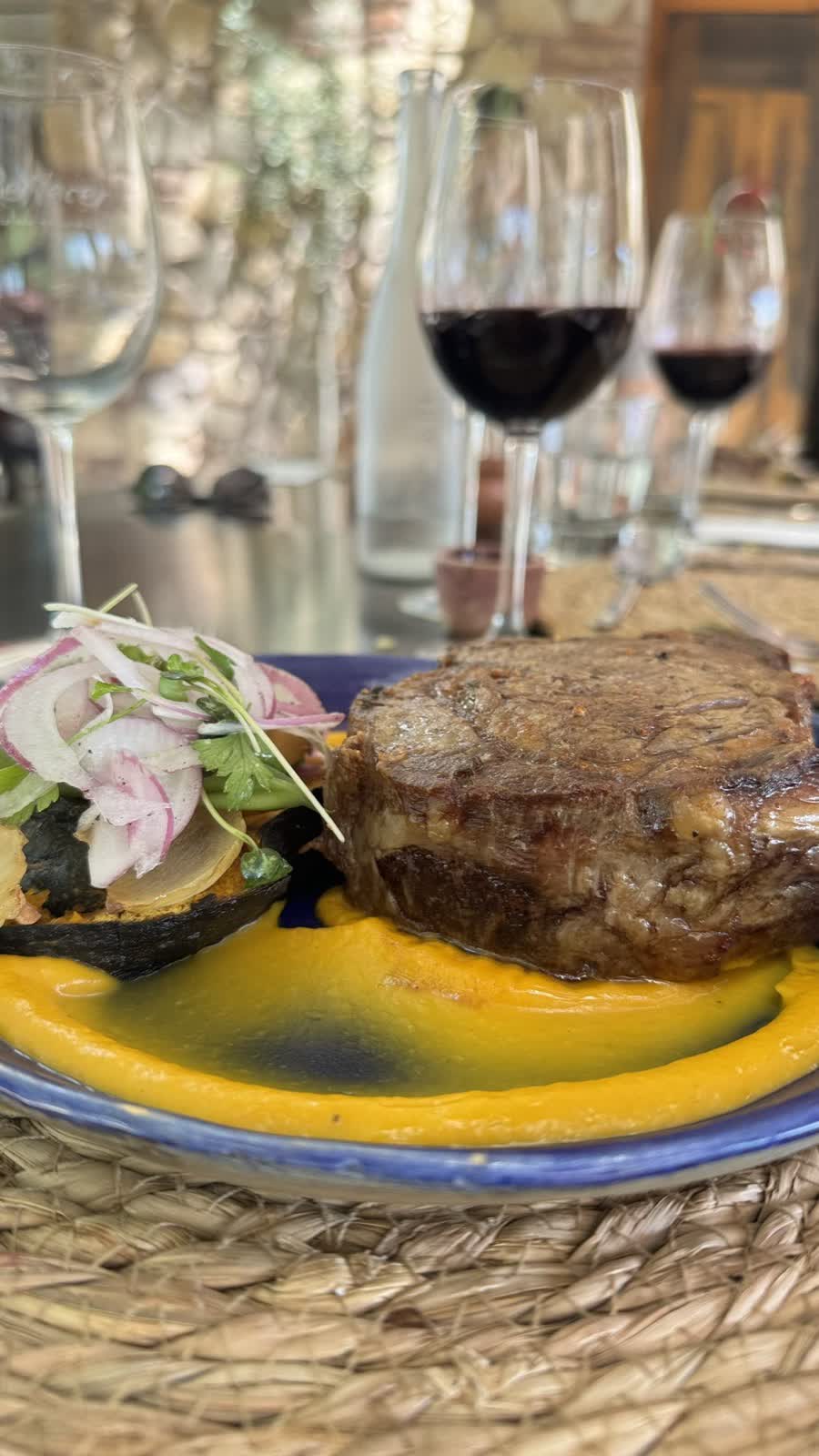 Prato de carne argentina com taca de Malbec